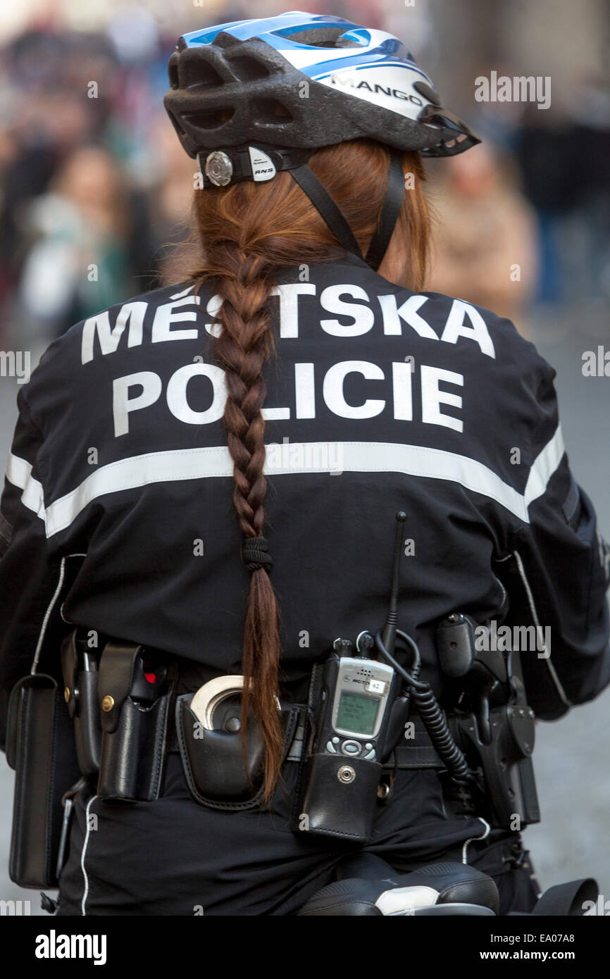 Della polizia della città di donna sulla bicicletta, attrezzatura agganciata alla cintura, Praga Repubblica Ceca, Europa Foto Stock
