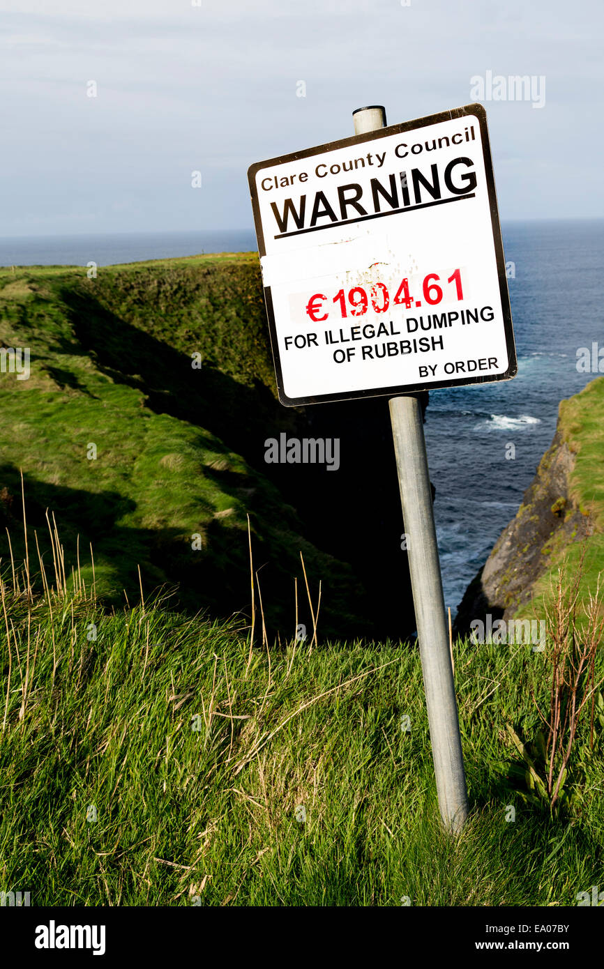 Segnale di avvertimento con ammenda in euro per lo scarico illegale di rifiuti sulla costa di Co. Clare, Repubblica di Irlanda Foto Stock