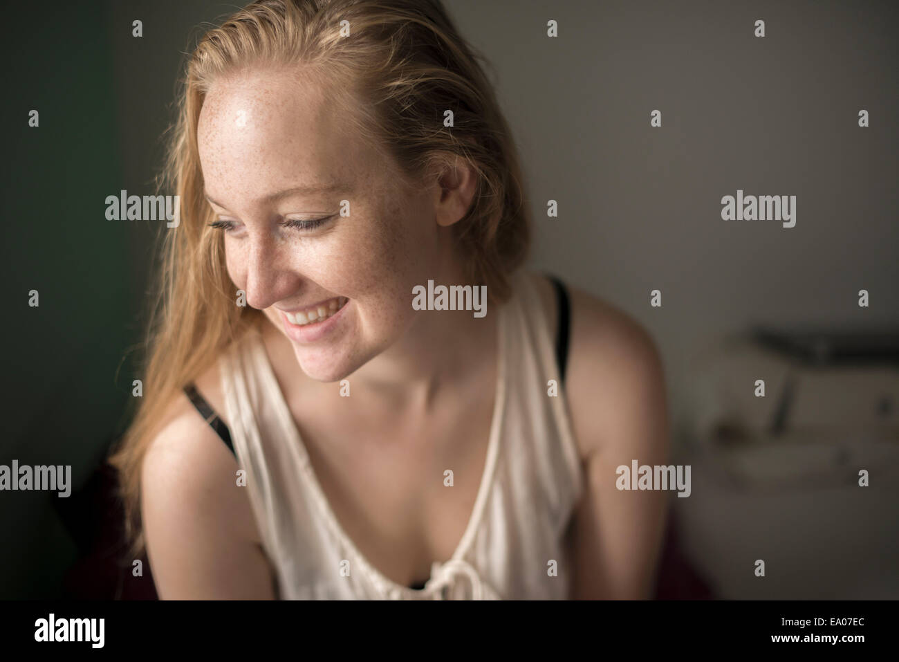 Ritratto di giovane donna con lentiggini ridere Foto Stock