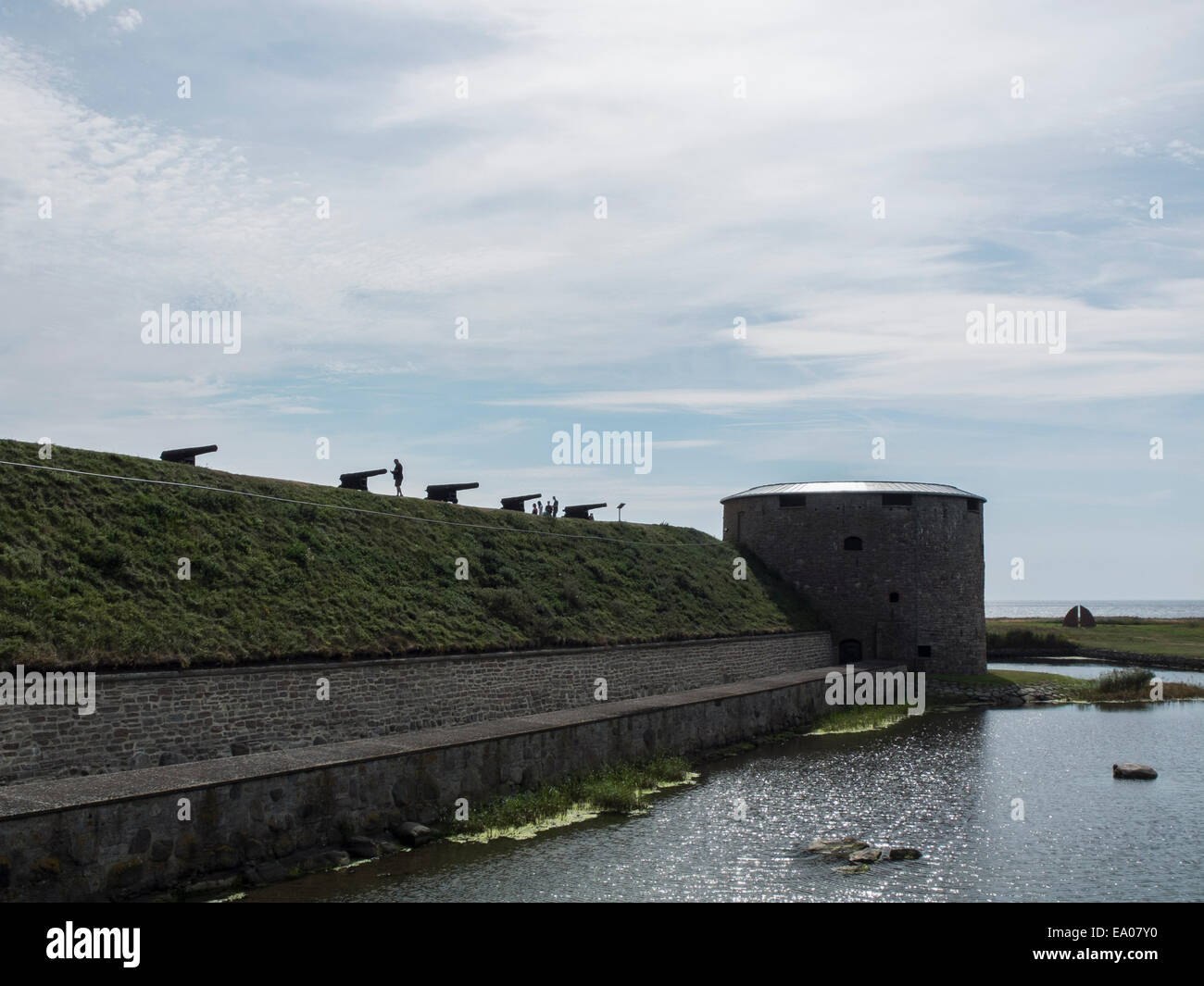 Fila di cannoni stagliano sul muro difensivo, Oland, Svezia Foto Stock