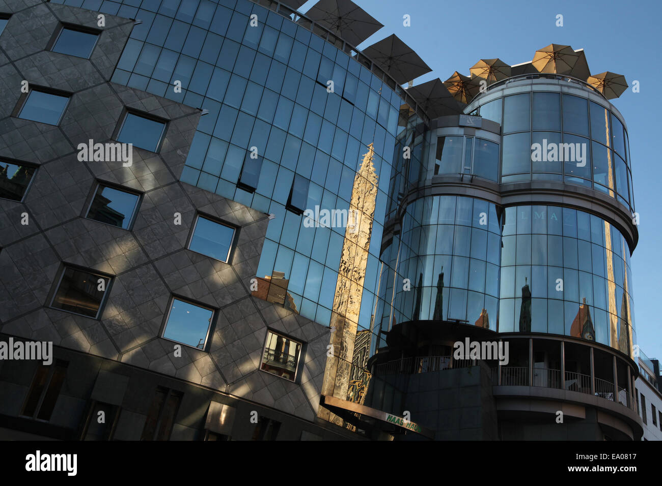 Haas House progettata dall architetto Hans Hollein presso la Borsa di-im-Eisen-Platz di Vienna in Austria. Foto Stock