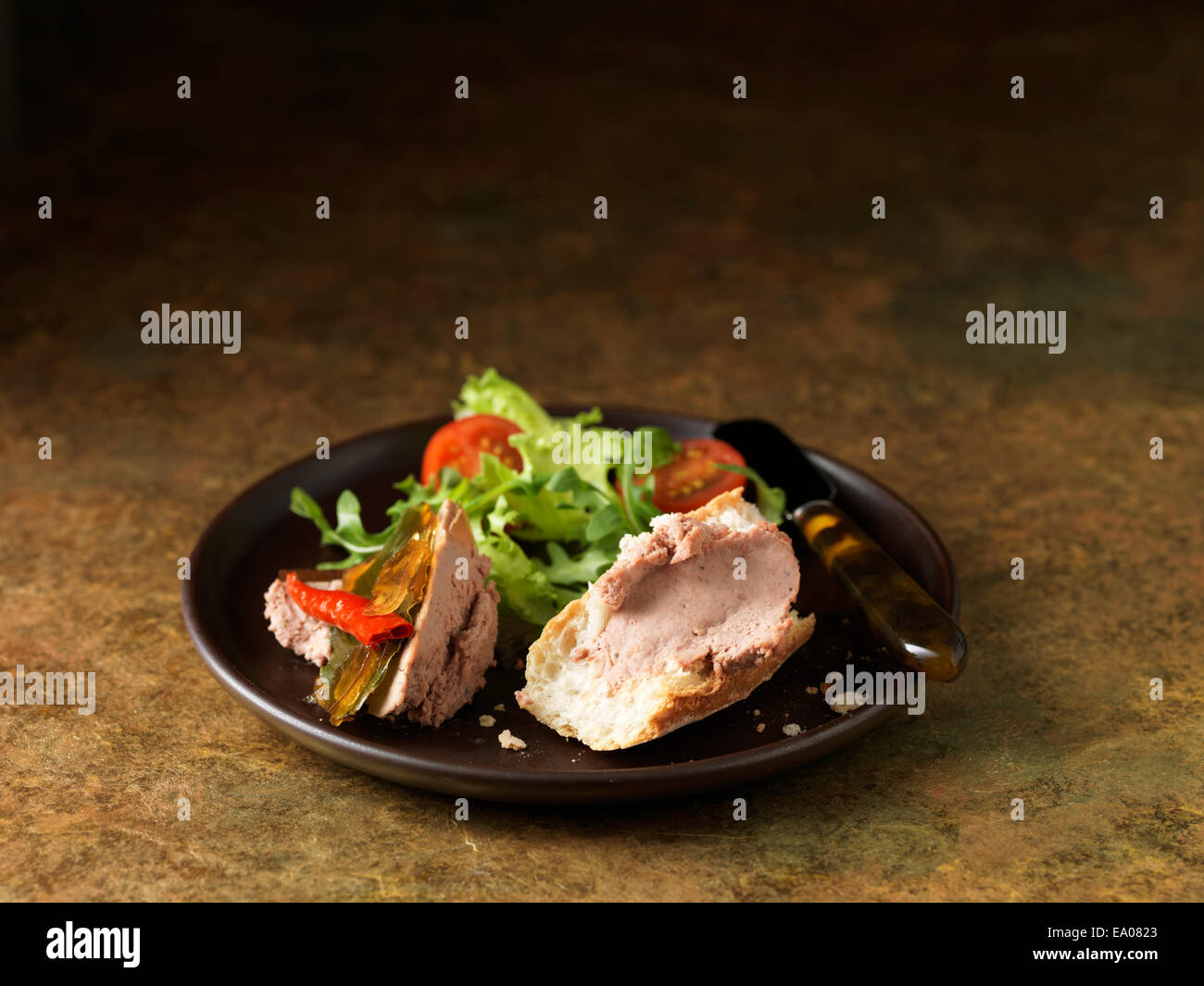 Natale snack di Bruxelles il Patè di Peperoncini rossi, rucola e verde mista di foglie di lattuga, pomodori ciliegia Foto Stock