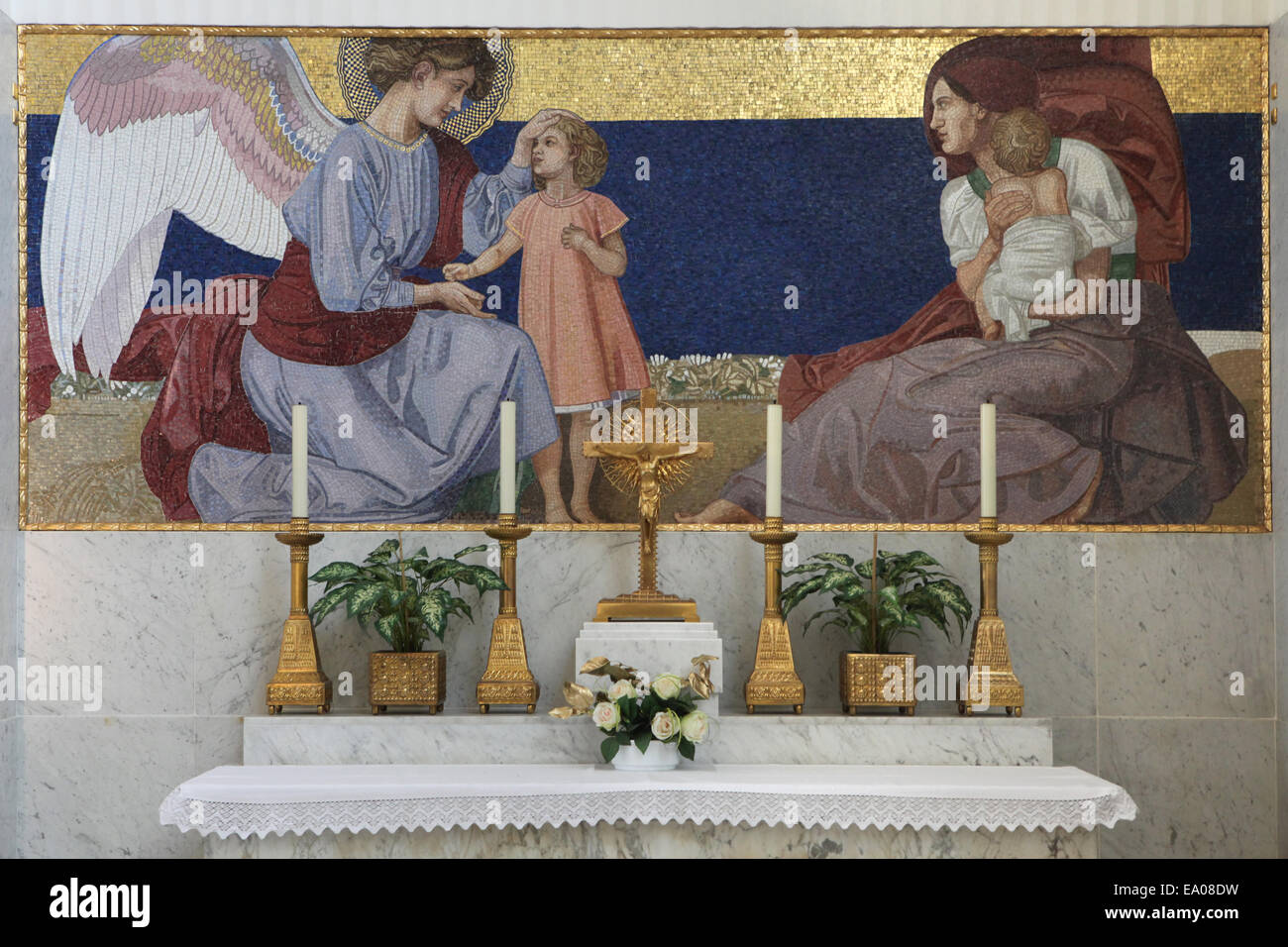 Angelo e una madre con i bambini. Mosaico progettato da Rudolf Jettmar nel sito altare nella chiesa Steinhof a Vienna, Austria. Foto Stock