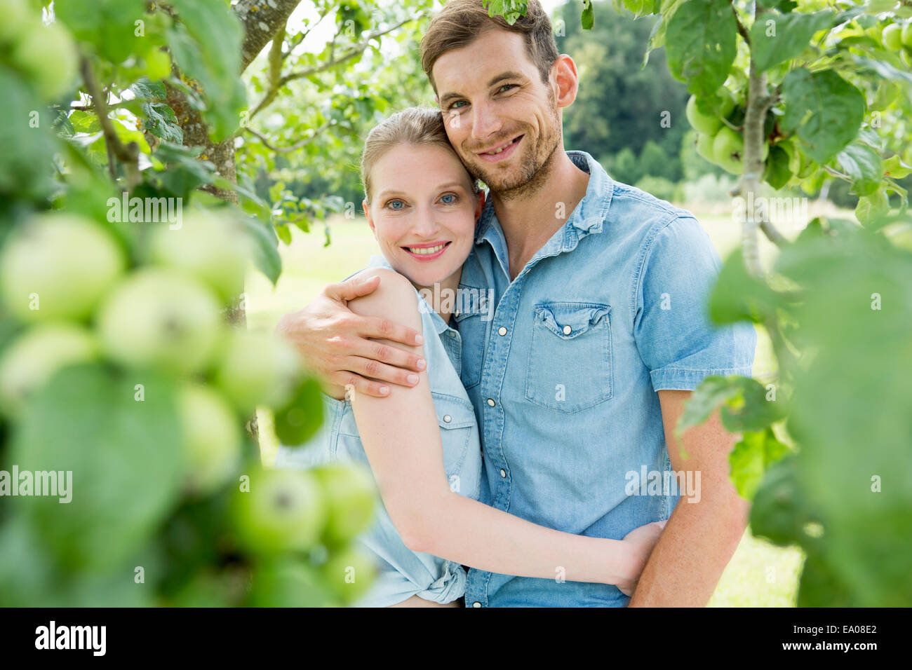 Metà adulto giovane con le braccia intorno a ciascun altro Foto Stock