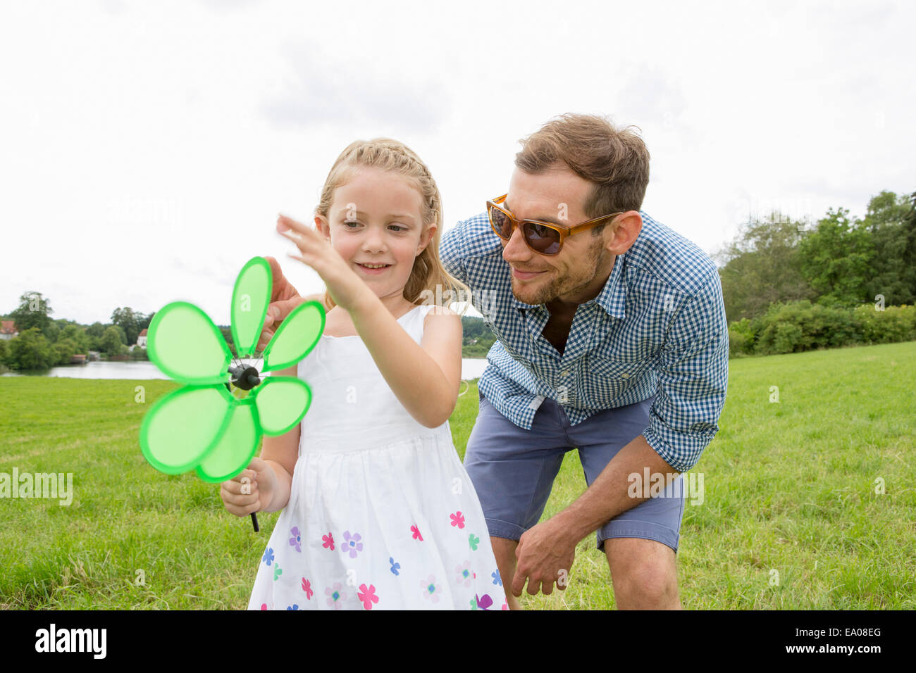 Padre e figlia con a forma di fiore girandola Foto Stock