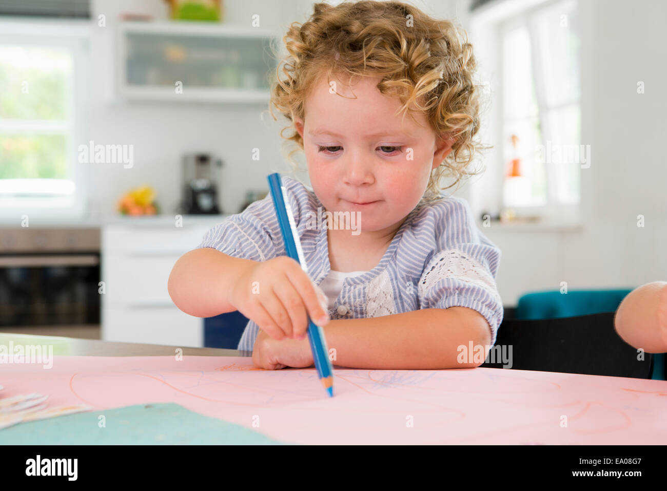 Ragazza di disegno con matita Foto Stock