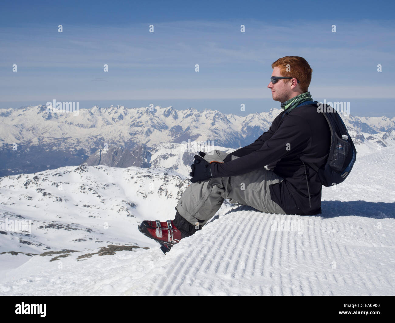 Sciatore ammirando la vista in Val Thorens Foto Stock