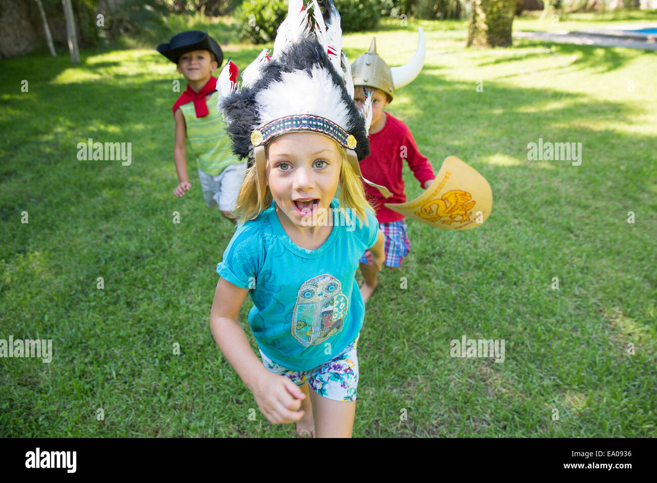 Tre bambini indossare abiti fantasiosi costumi, giocando in posizione di parcheggio Foto Stock