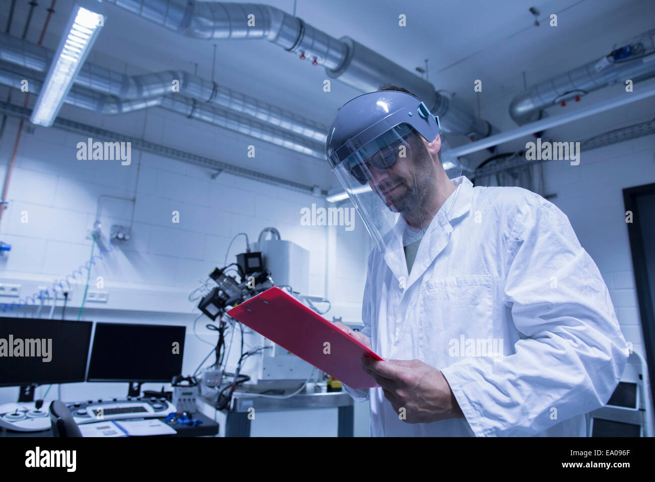 Assistente di laboratorio controllo dettagli su Appunti Foto Stock