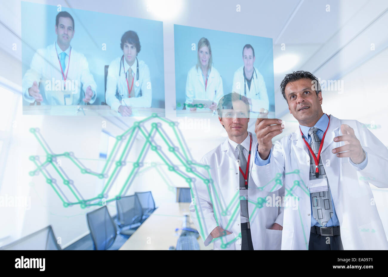 Medici specialisti discutere i risultati tramite video conferenza sui display futuristici Foto Stock