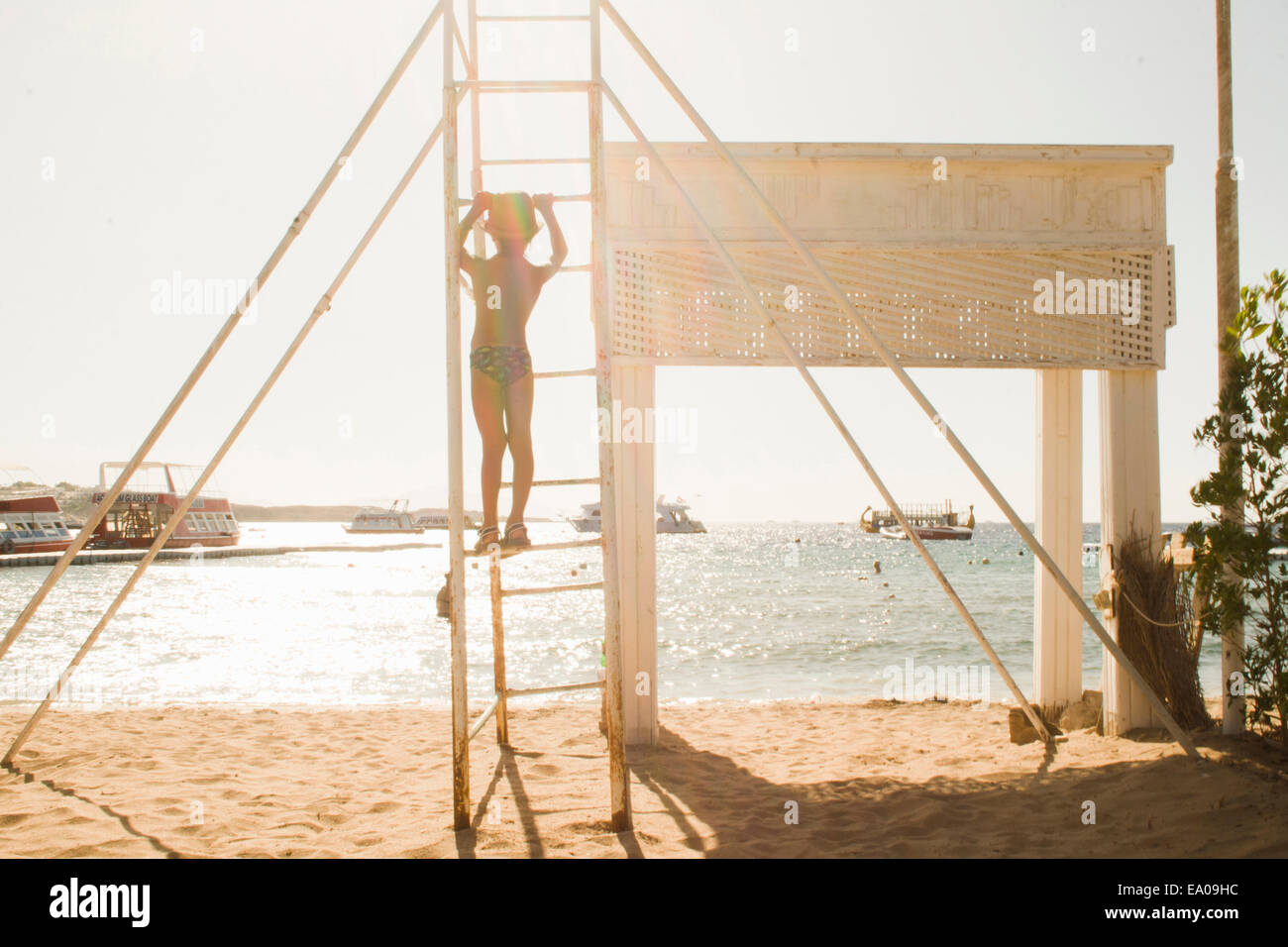 Ragazzo giocando da mare a Sharm El Sheikh, Egitto Foto Stock