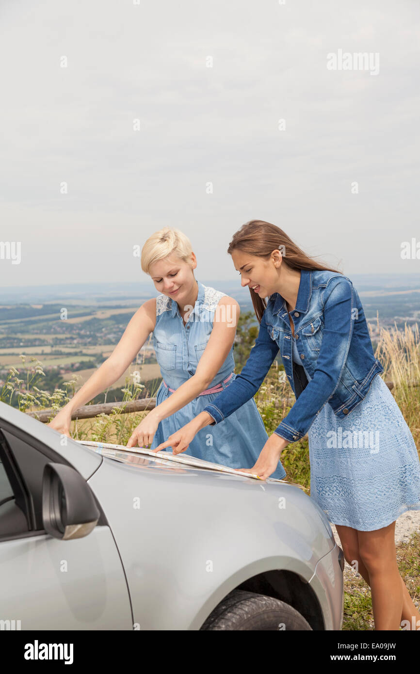 Amici leggere mappa sul cofano di auto, Roznov, Repubblica Ceca Foto Stock