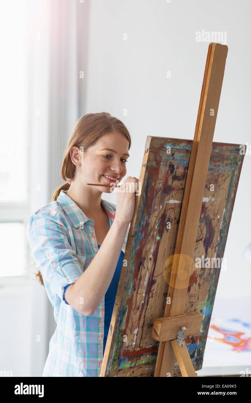 Artista femminile pittura al cavalletto Foto Stock