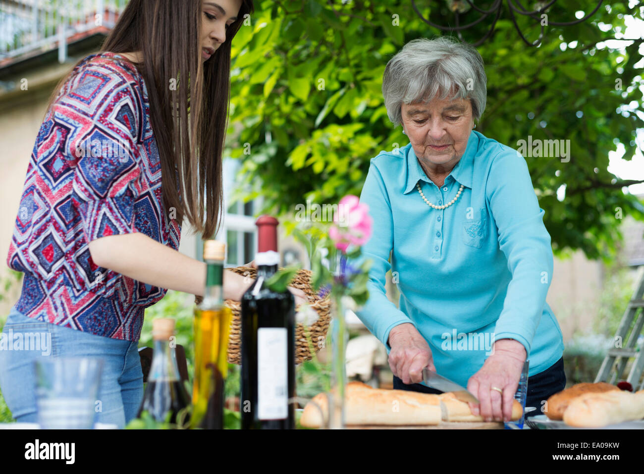 Senior donna pane di taglio Foto Stock