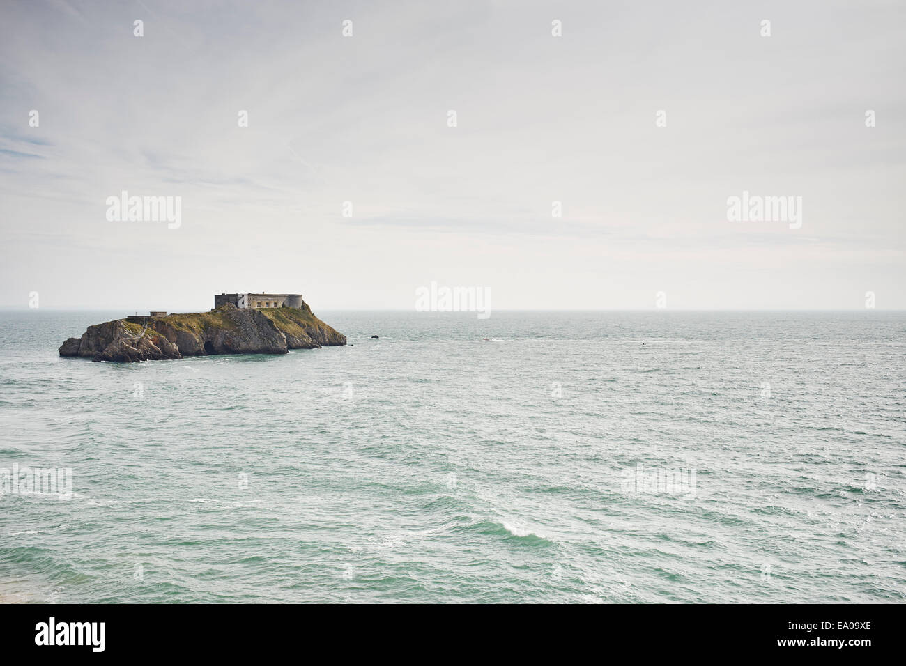 Vista in lontananza St Catherines Island e Fort, Tenby, Galles Foto Stock