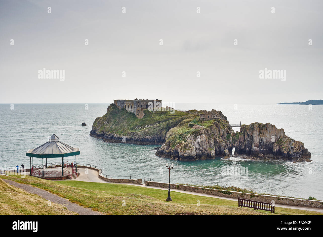Vista della promenade e St Catherines Island e Fort, Tenby, Galles Foto Stock