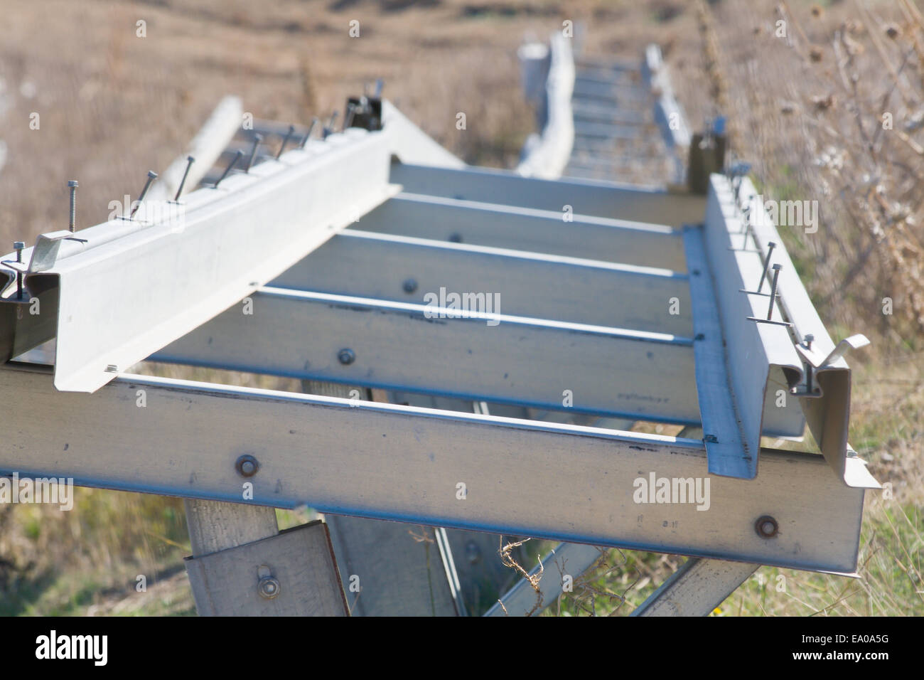 Particolare di un metallo profili per pannelli fotovoltaici Foto Stock