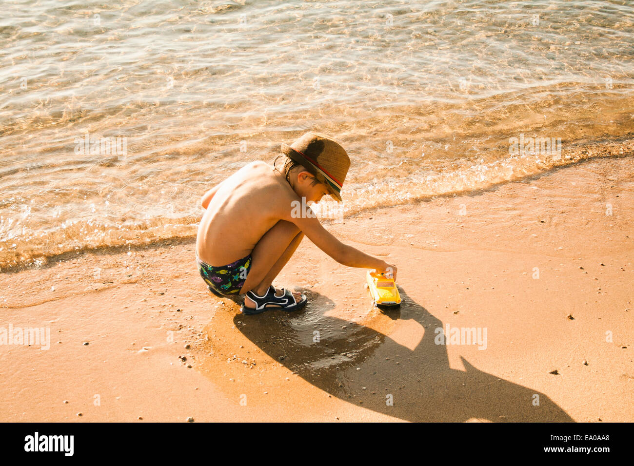 Ragazzo giocando da mare Foto Stock