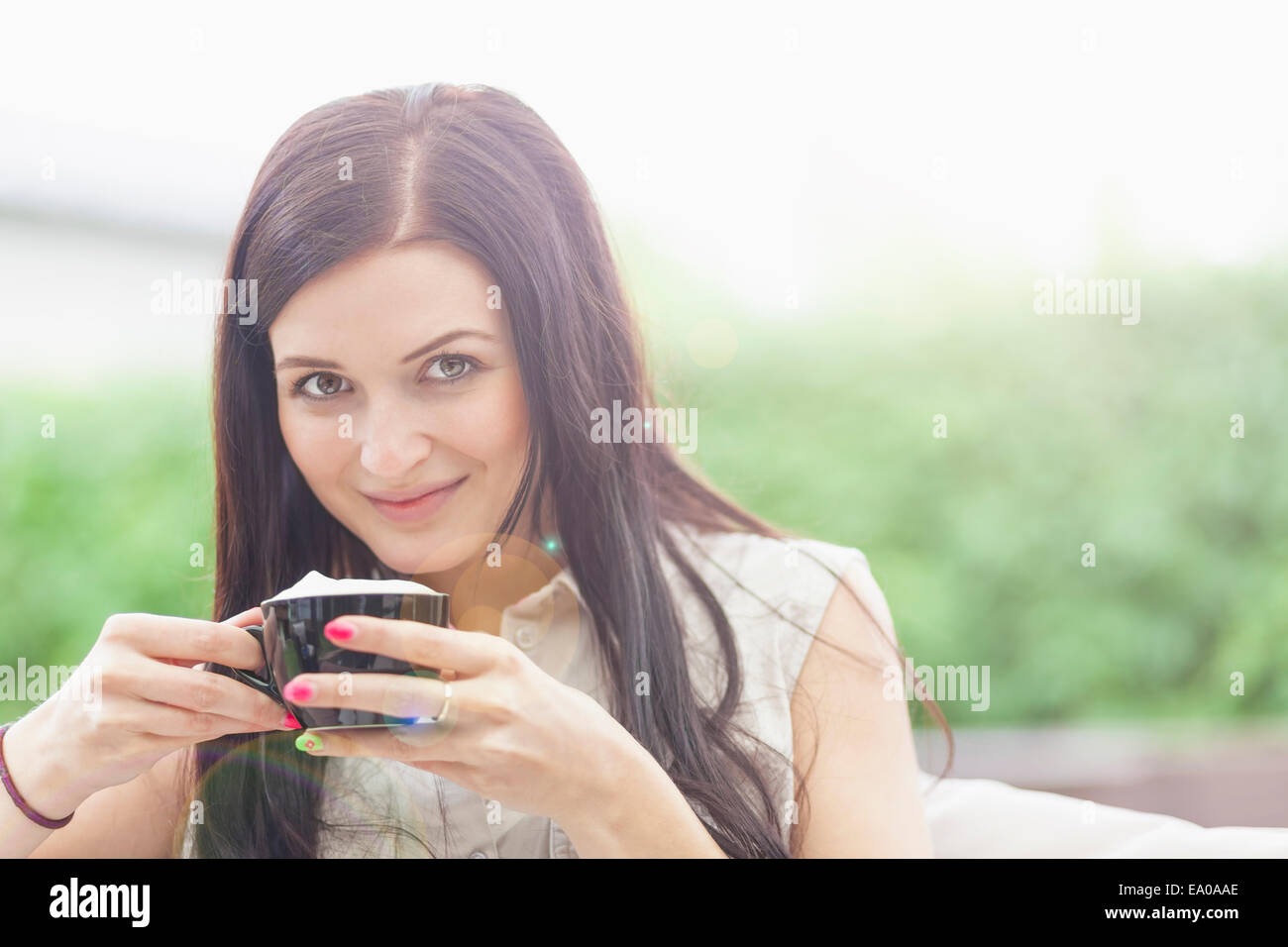 Giovane donna prendendo pausa caffè Foto Stock