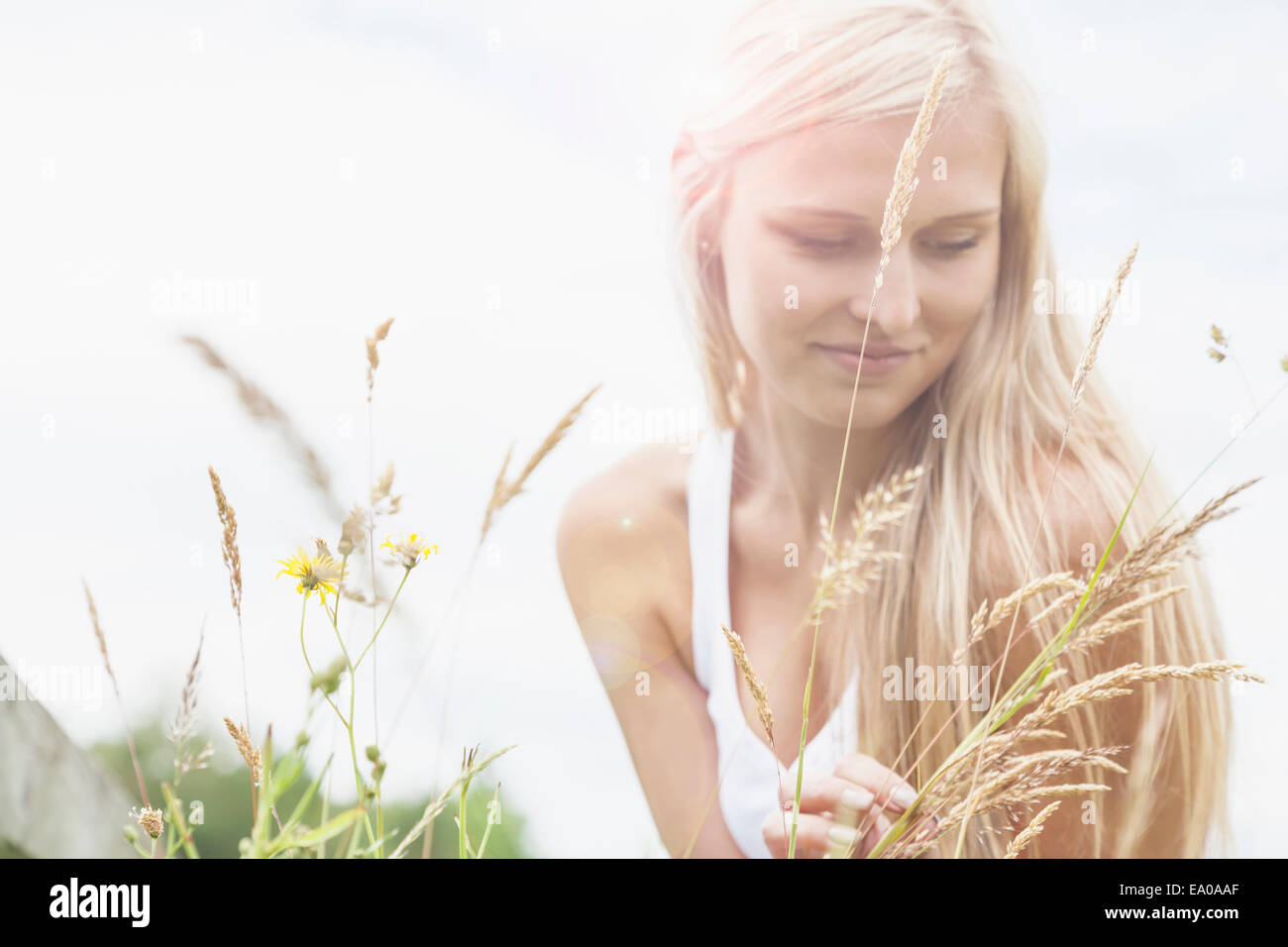 Giovane donna per godersi la natura Foto Stock