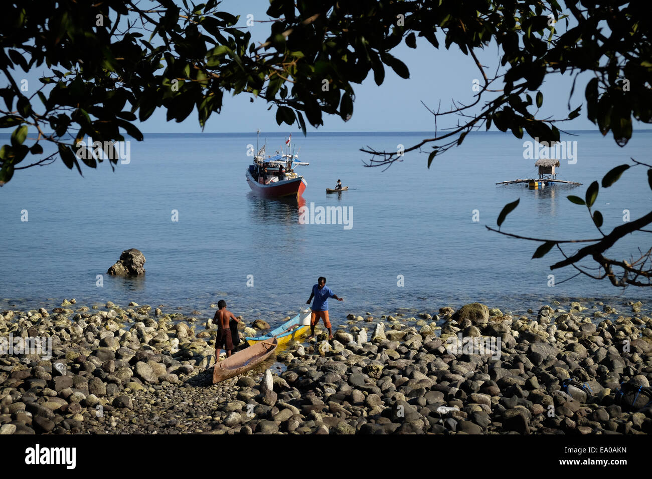 I pescatori del villaggio Lamagute, Lembata Isola, Nusa Tenggara Est provincia, Indonesia. Foto Stock