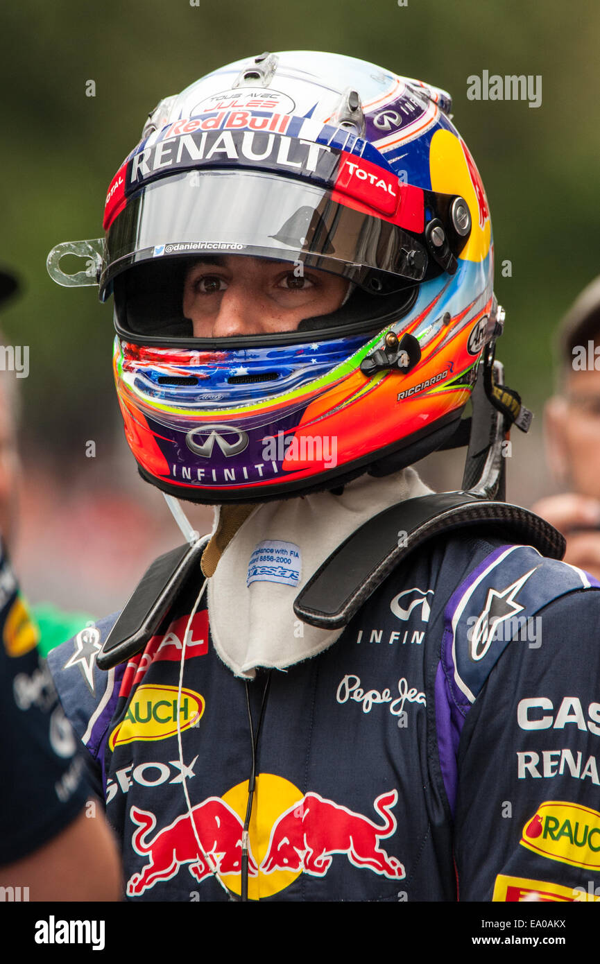 Daniel Ricciardo, driver per la Formula 1 Infiniti team Red Bull, visto indossare il casco nel centro di Austin, Texas. Foto Stock