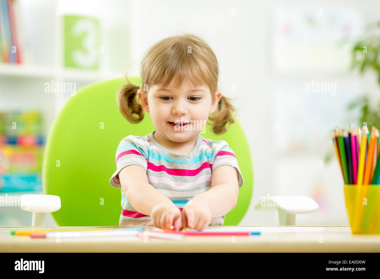 Bambino ragazza di Disegno con matite colorate Foto Stock