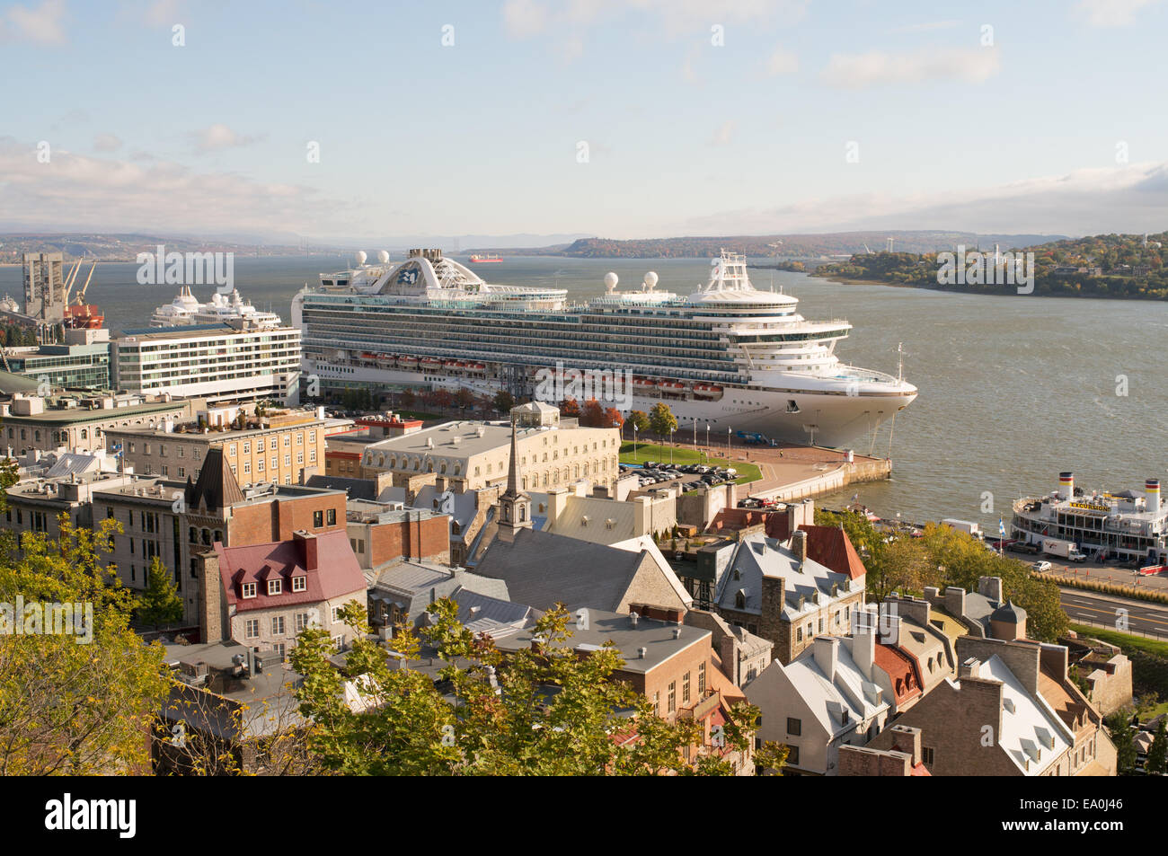 Nave da crociera Ruby Princess ormeggiata in Old Quebec City sul fiume San Lorenzo, Quebec, Canada Foto Stock