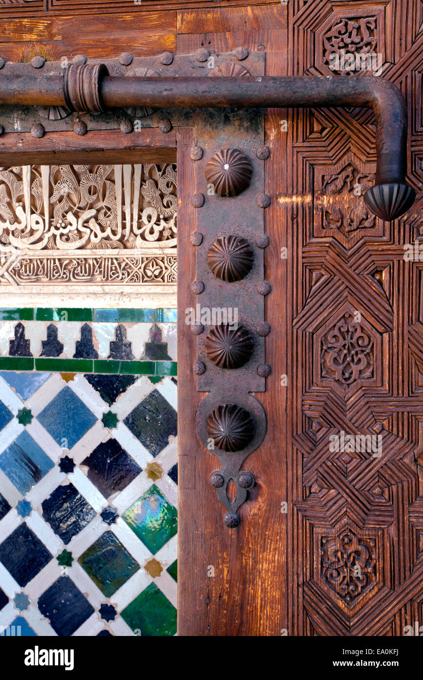 L' Alhambra Palace, la porta e la parete dettaglio, Granada, Andalusia, Spagna Foto Stock