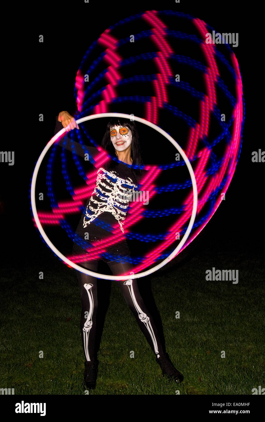 Hoop divertente ballerino folle in corrispondenza di un fuoco d'artificio e evento di Halloween, Buriton, vicino a Petersfield, Hampshire, Regno Unito. Foto Stock