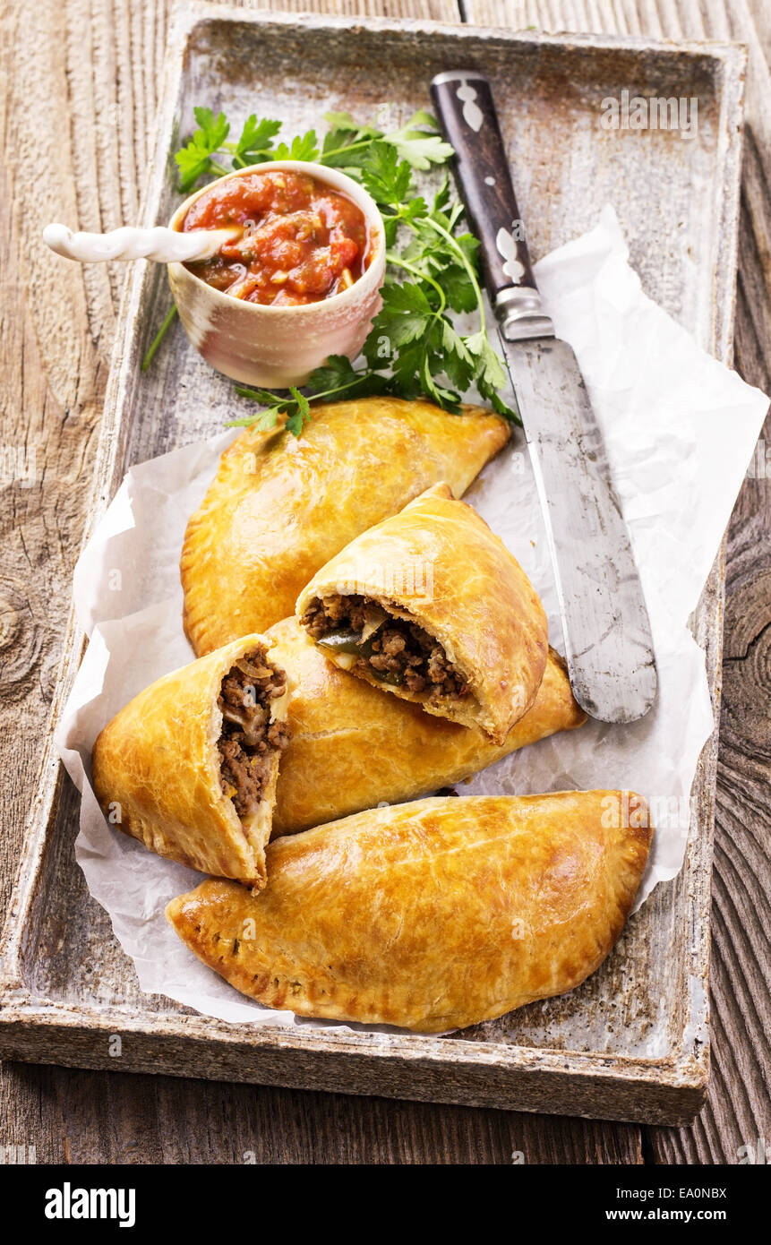 Le empanadas con la carne di suolo e salsa Foto Stock