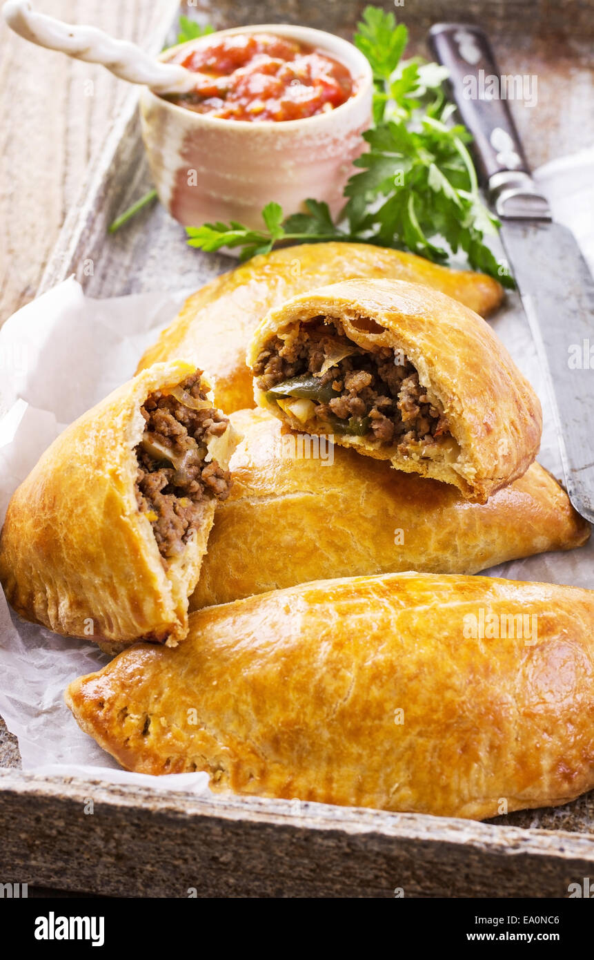 Le empanadas con la carne di suolo e salsa Foto Stock