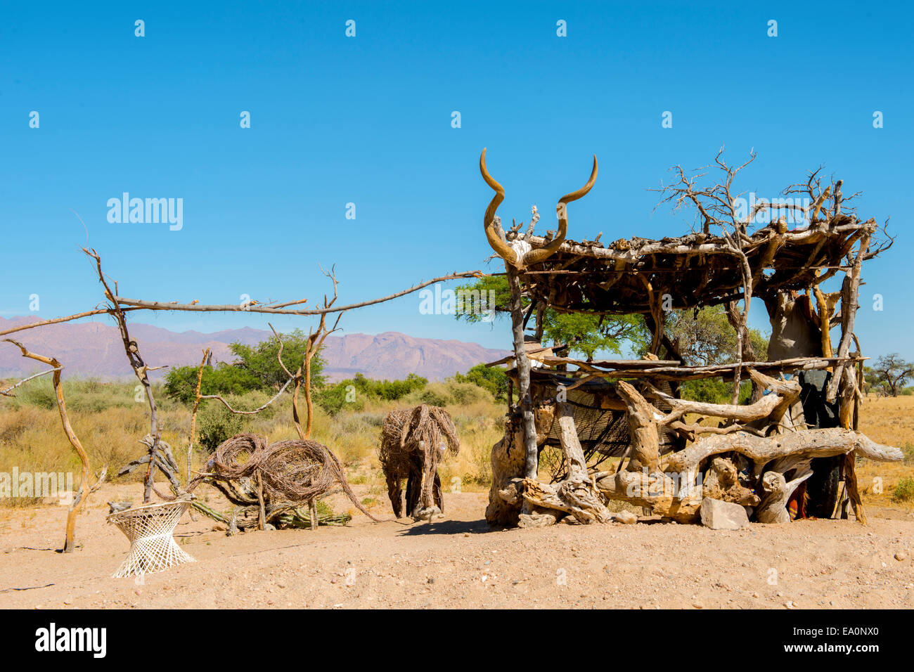 Vendita di souvenir sul ciglio della strada, nei pressi di Twyfelfontein, Namibia, Africa Foto Stock