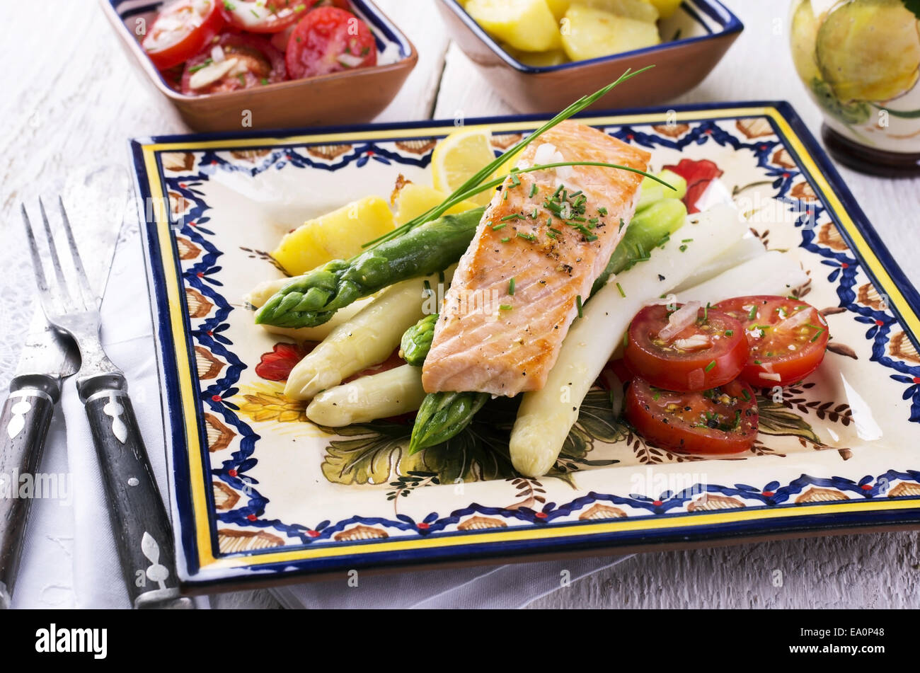 Asparagi con filetto di salmone Foto Stock