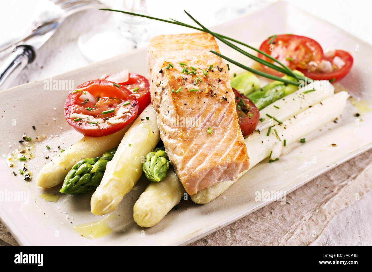 Asparagi con salmone Foto Stock