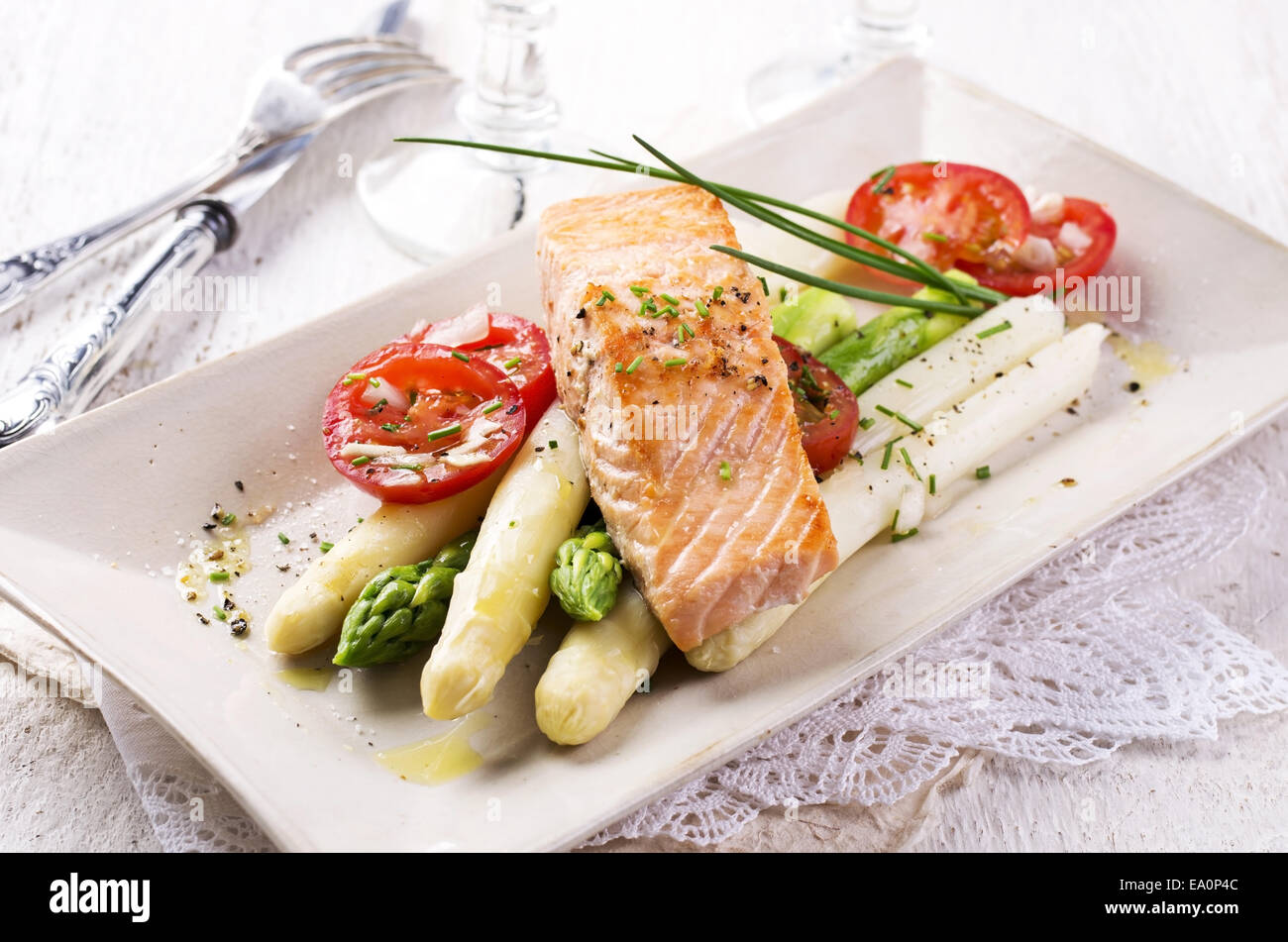 Asparagi con salmone Foto Stock