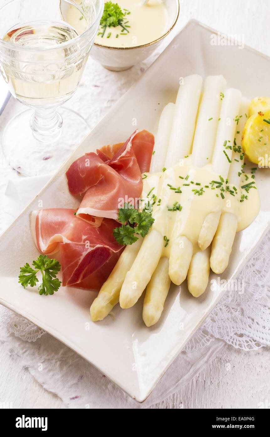 Asparagi con prosciutto Foto Stock