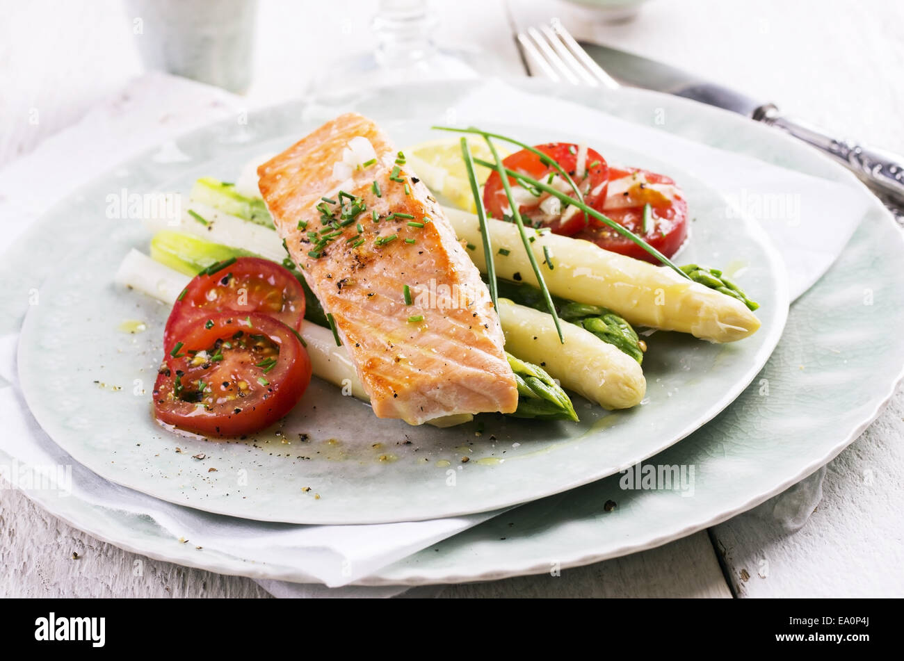 Asparagi con salmone Foto Stock