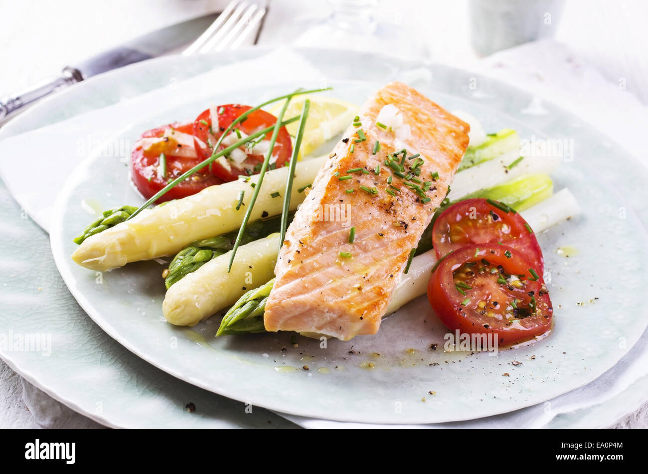 Asparagi con salmone Foto Stock