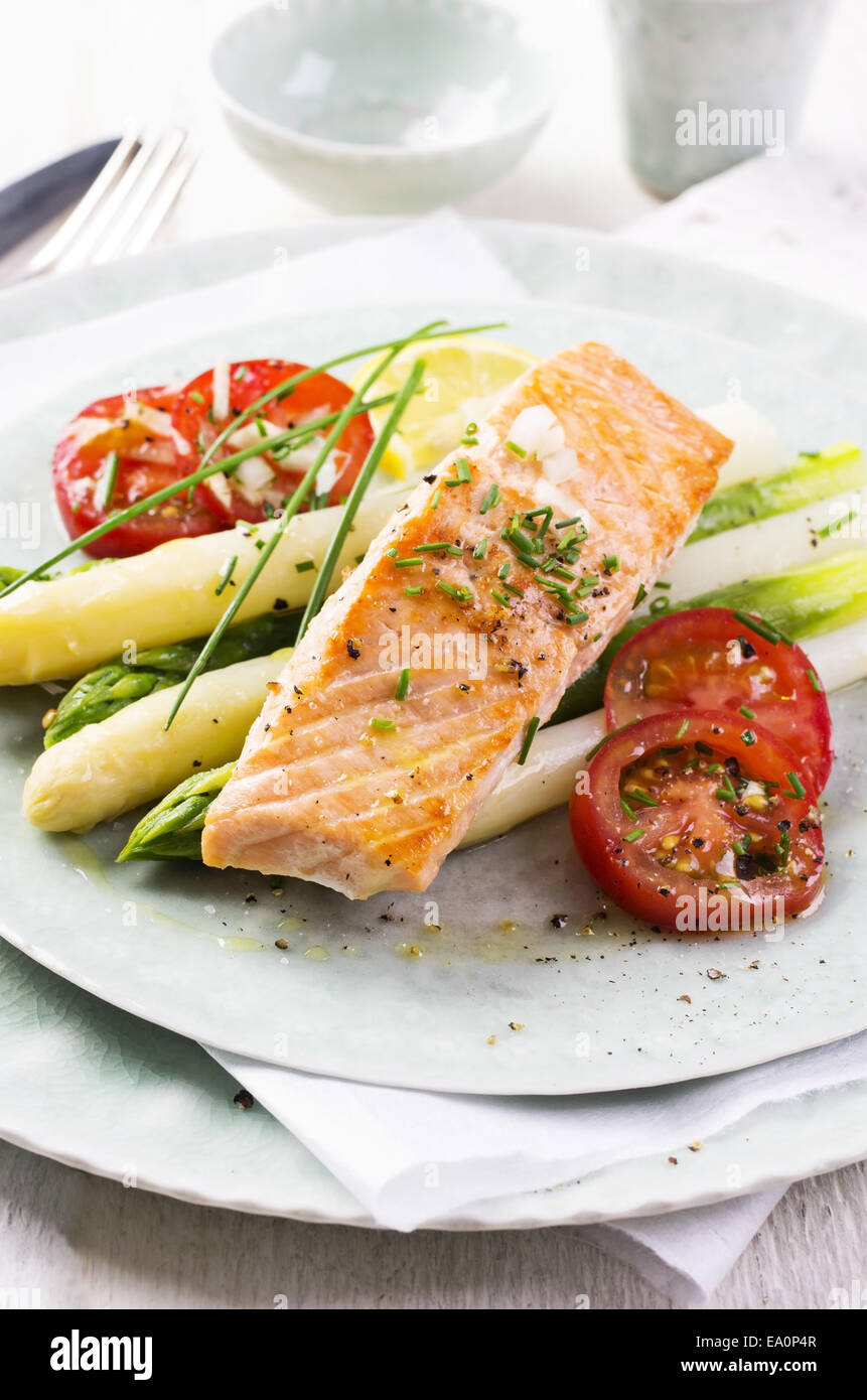 Asparagi con salmone Foto Stock
