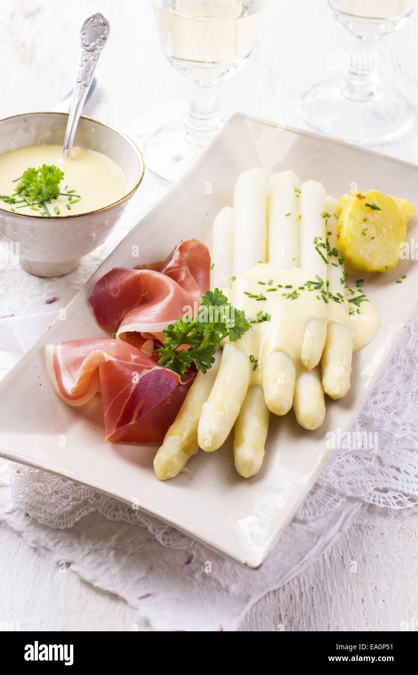 Asparagi bianchi con prosciutto Foto Stock