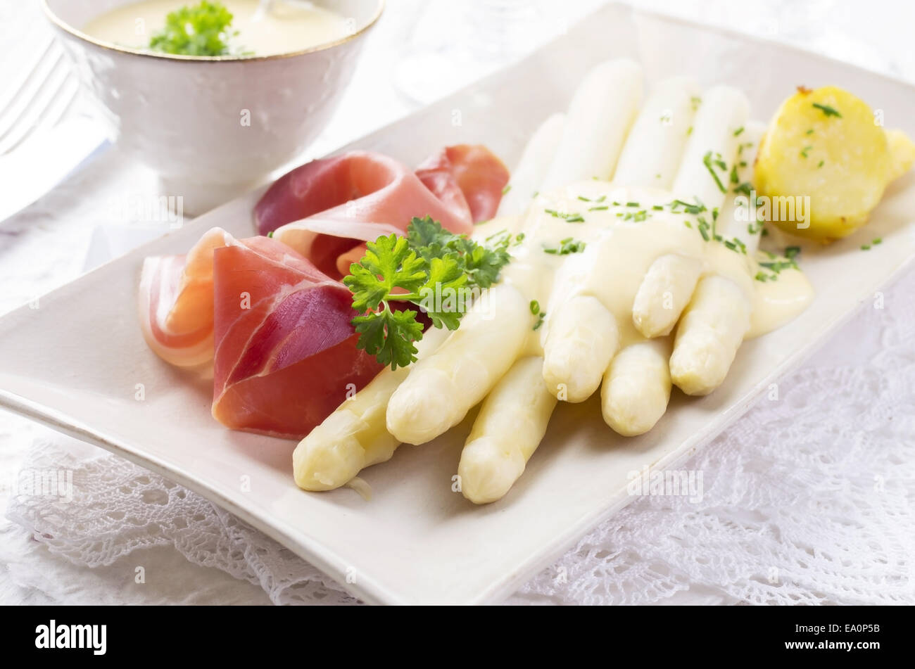 Asparagi bianchi con prosciutto Foto Stock