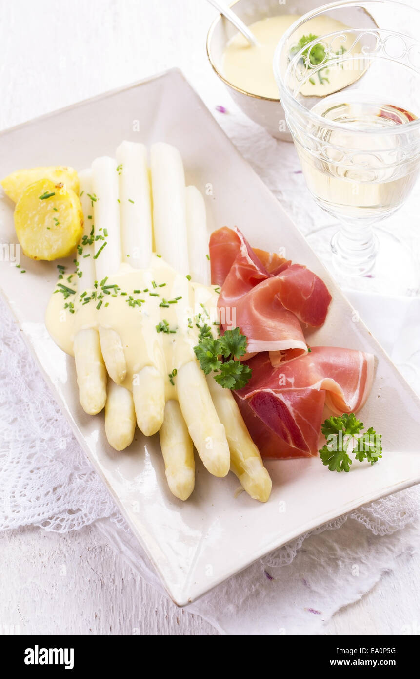 Asparagi bianchi con prosciutto Foto Stock