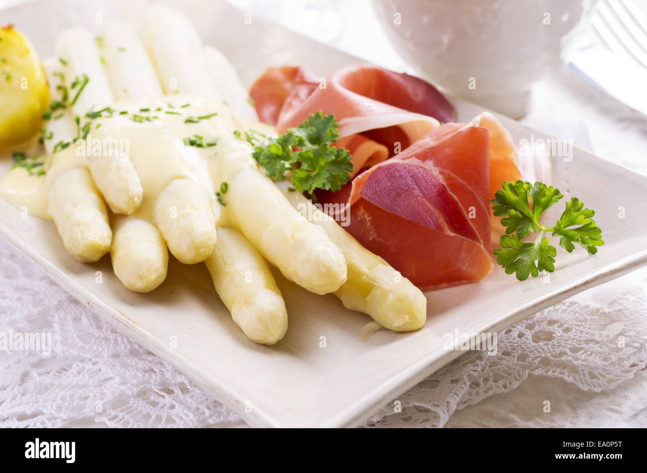 Asparagi bianchi con prosciutto Foto Stock