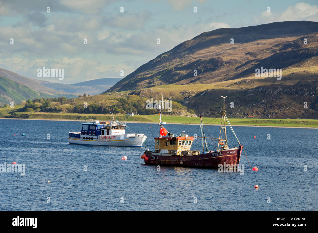 Guardando verso il basso Loch Ginestra, da Ullapool promenade, regione delle Highlands, Scotland, Regno Unito Foto Stock