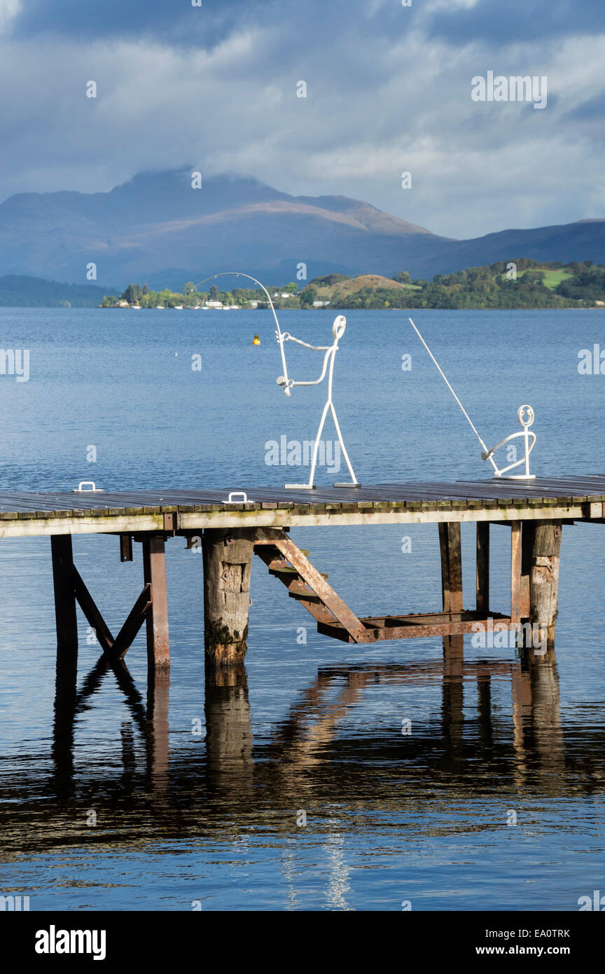 Mattina sul Loch Lomond, anatra Bay pier, Scotland, Regno Unito Foto Stock