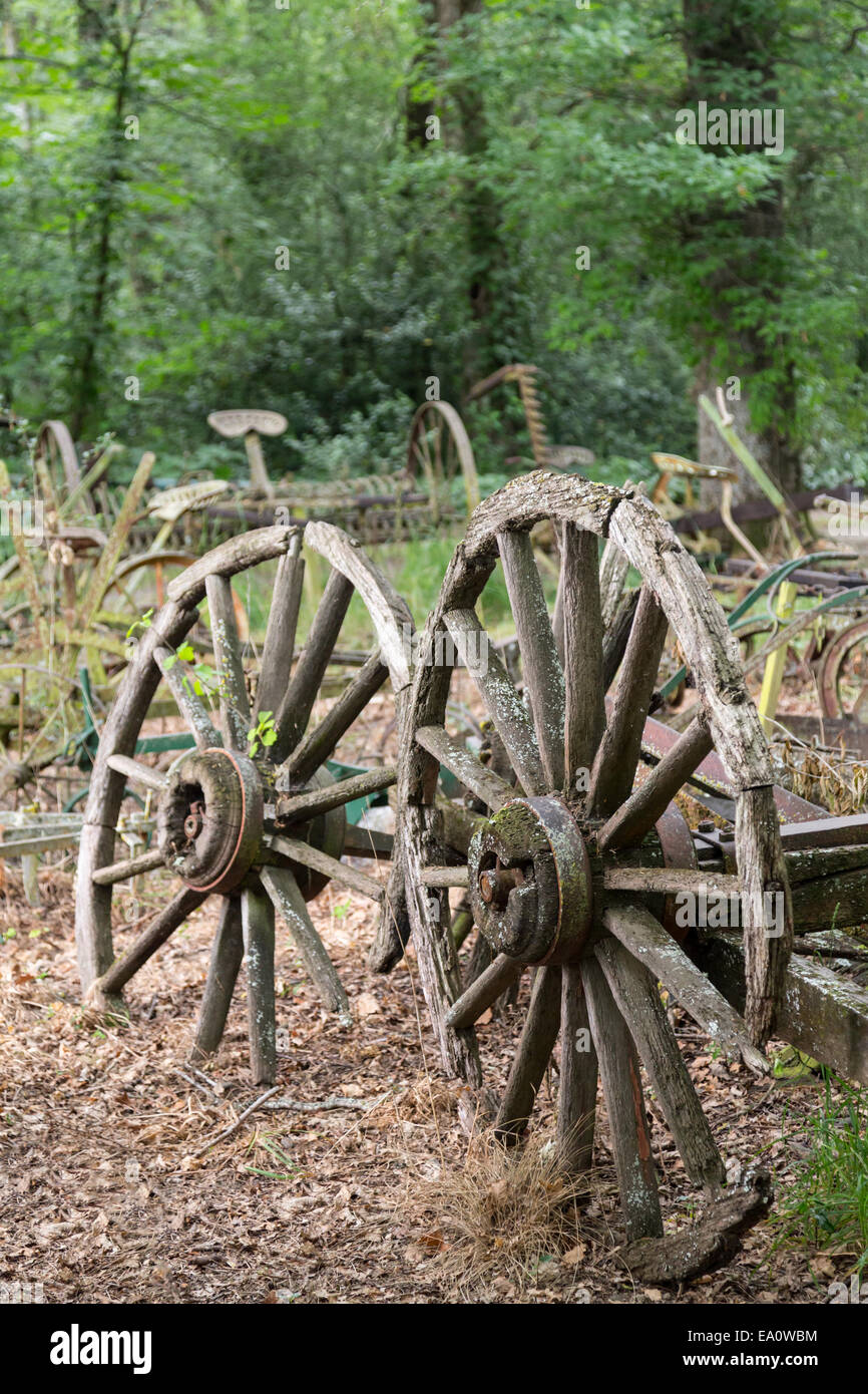 Due vecchio di legno appoggiate contro il legno carrello Foto Stock