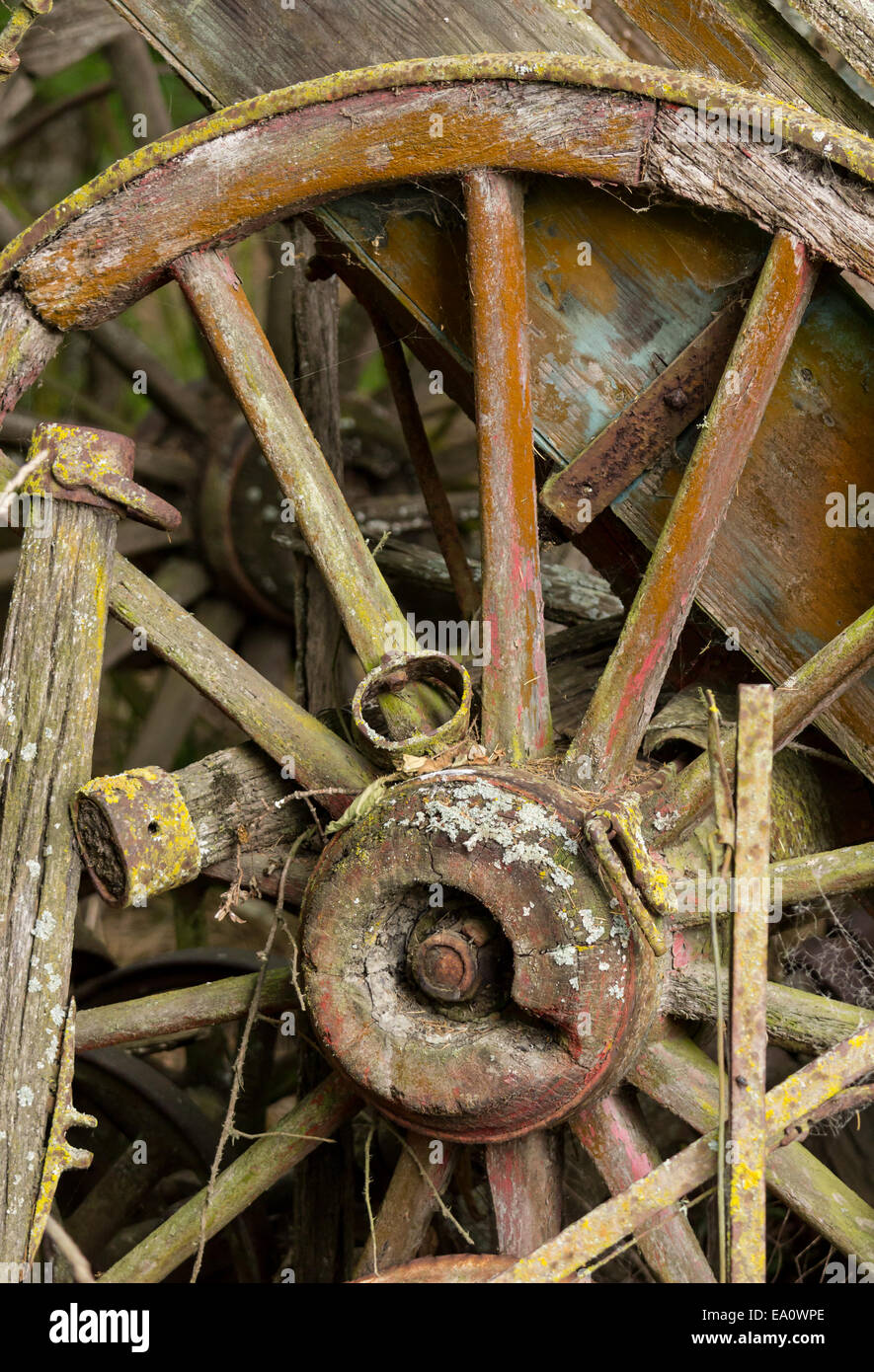 Vecchio di legno appoggiate contro il legno carrello Foto Stock