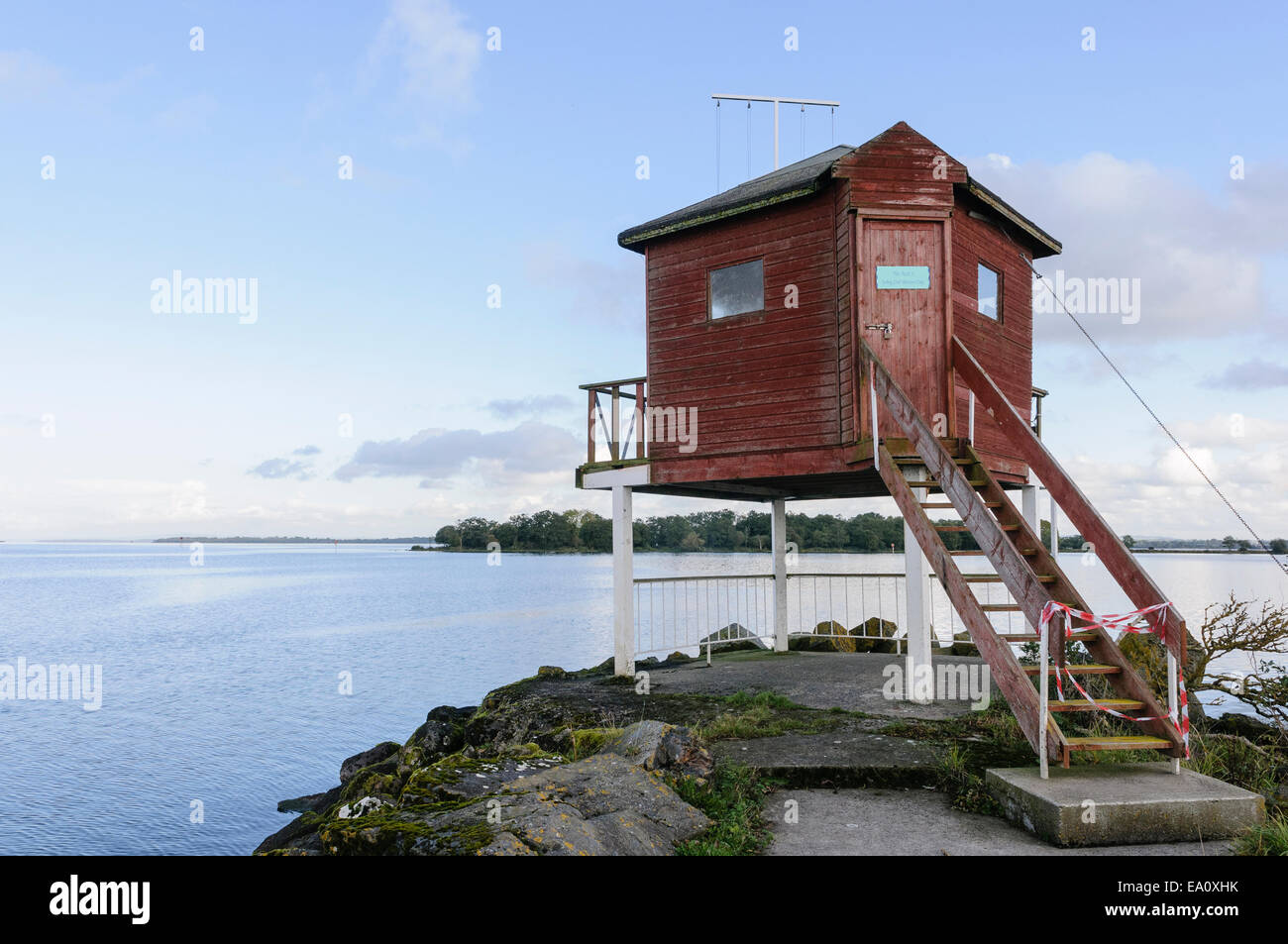 Un elevato lookout da un lago per un club di vela. Foto Stock