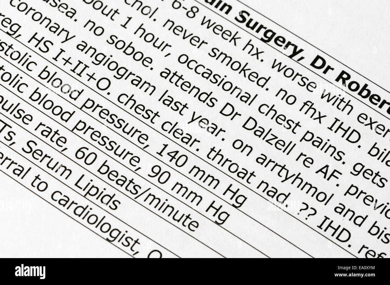 Referral lettera da un GP a un consulente con i sintomi e le query cardiopatia ischemica(IHD) o Malattia coronarica Foto Stock